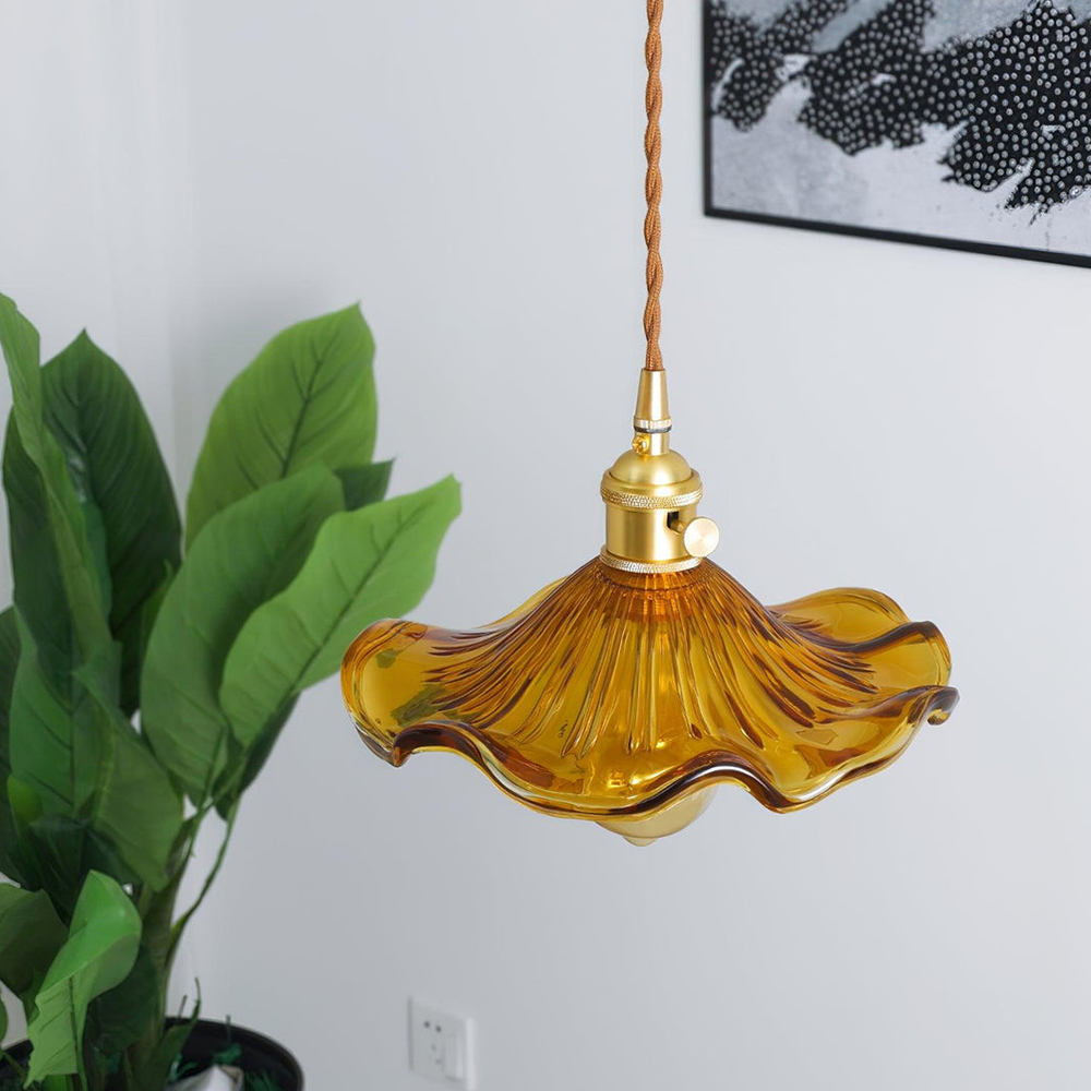 Hängeleuchte Blütendesign – Hibiskusform aus Glas & Messing