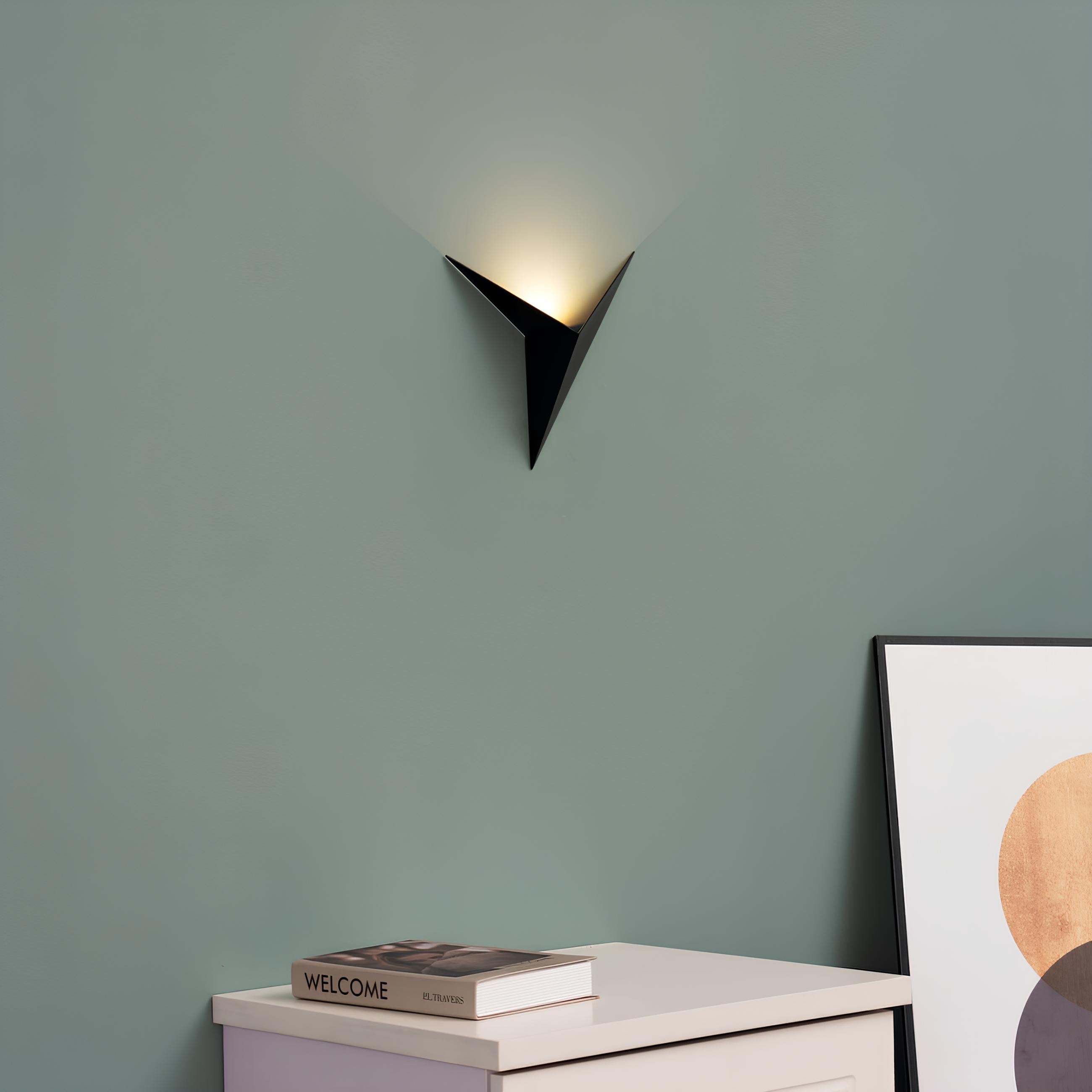 LED Wandleuchte Dreieck – Modernes Design in Schwarz, Weiß oder Gold