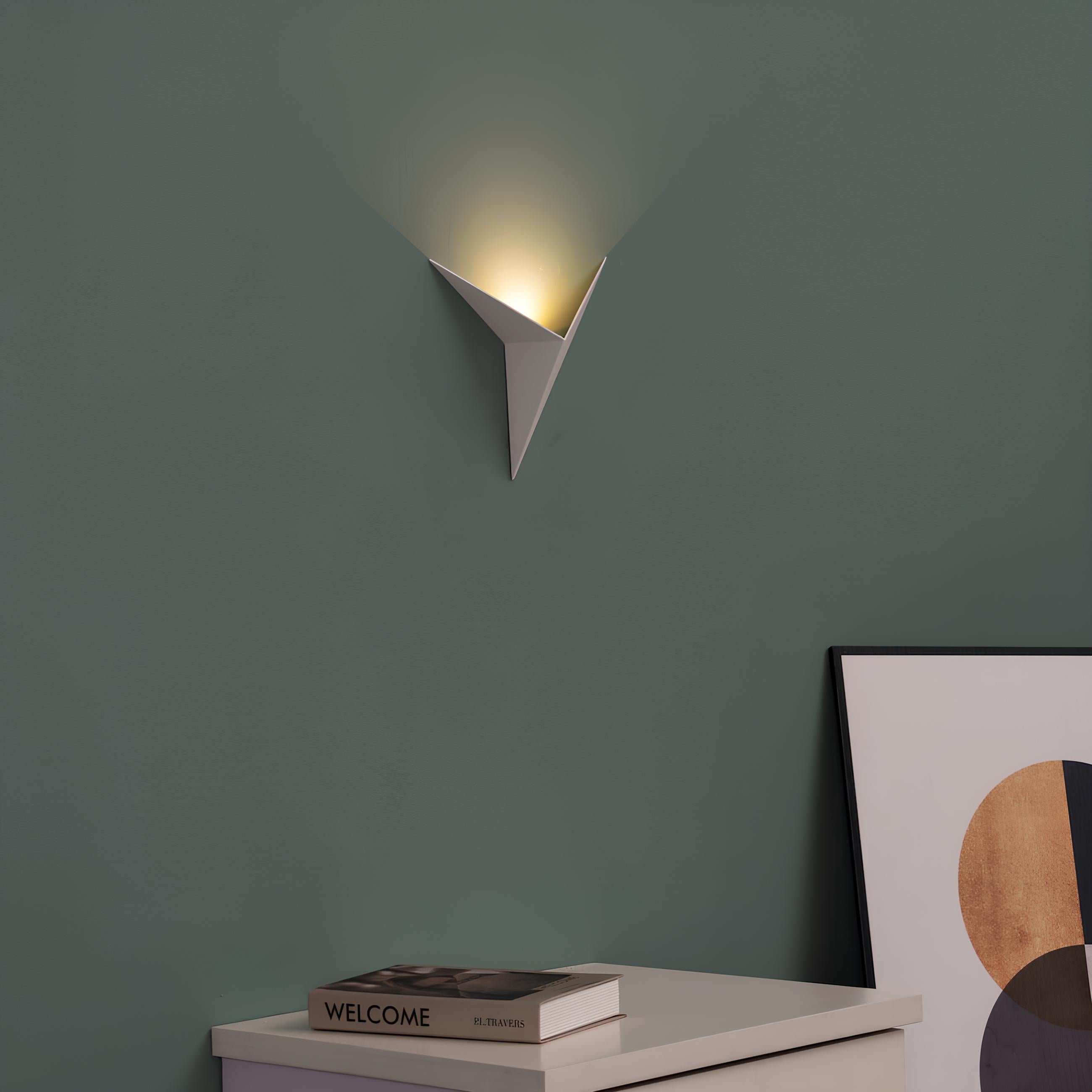 LED Wandleuchte Dreieck – Modernes Design in Schwarz, Weiß oder Gold