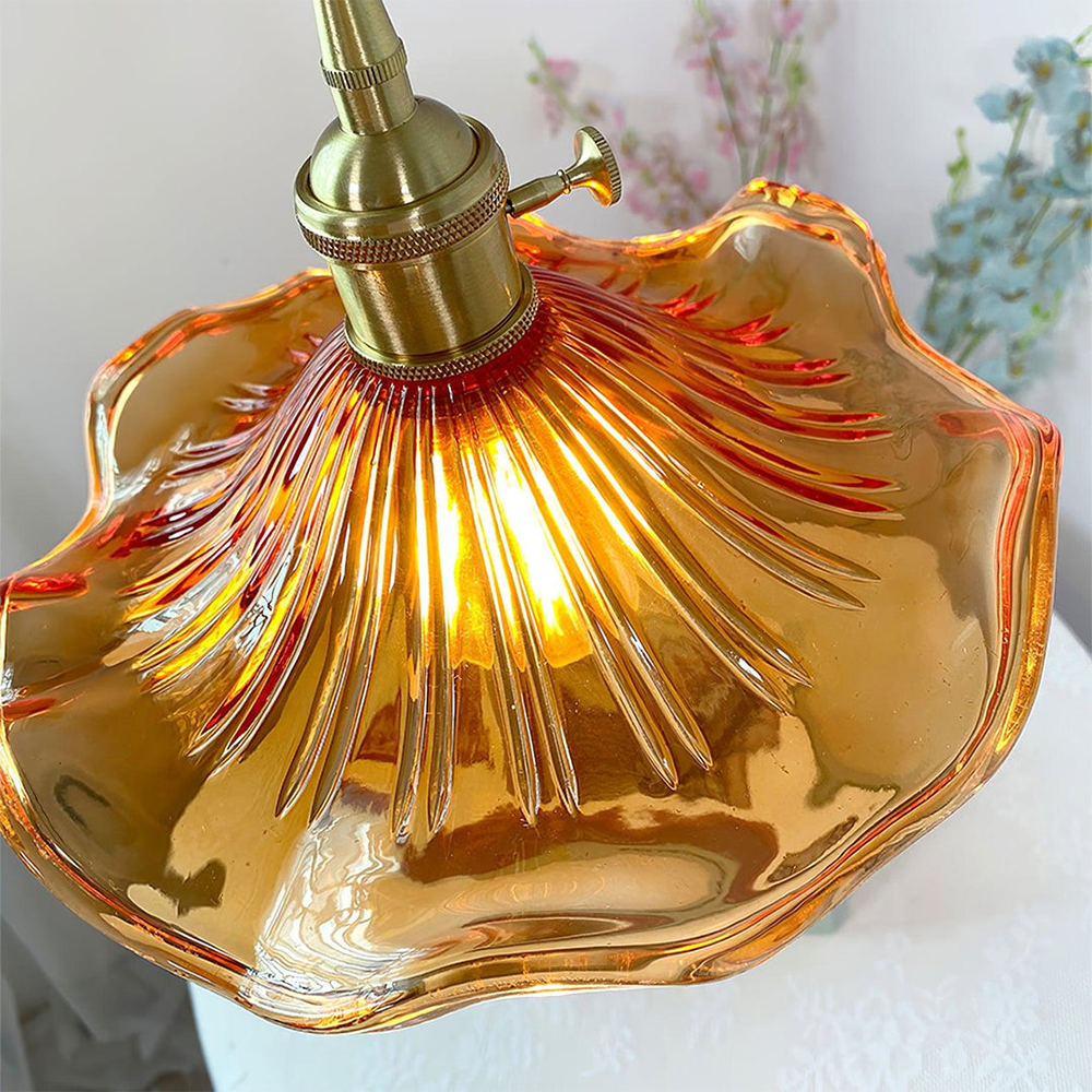 Hängeleuchte Blütendesign – Hibiskusform aus Glas & Messing