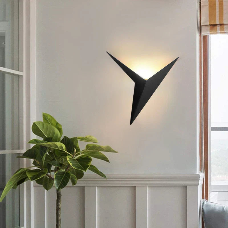 LED Wandleuchte Dreieck – Modernes Design in Schwarz, Weiß oder Gold