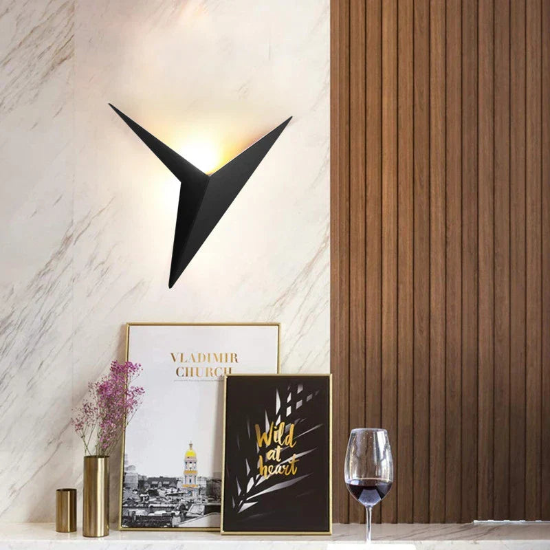 LED Wandleuchte Dreieck – Modernes Design in Schwarz, Weiß oder Gold