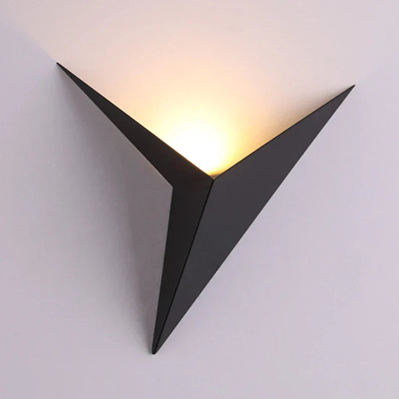 LED Wandleuchte Dreieck – Modernes Design in Schwarz, Weiß oder Gold