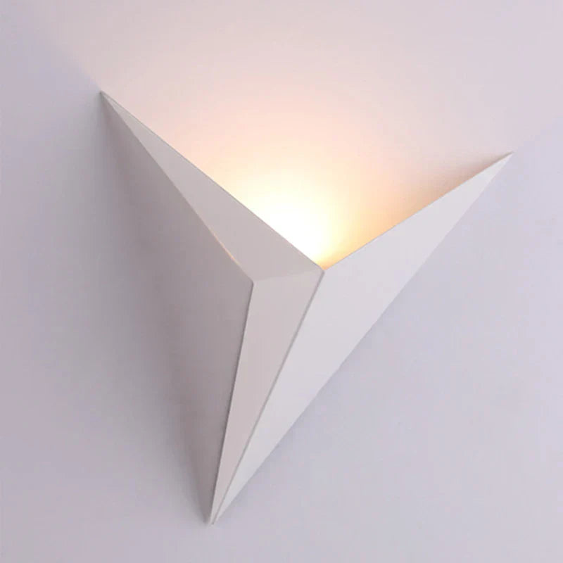 LED Wandleuchte Dreieck – Modernes Design in Schwarz, Weiß oder Gold