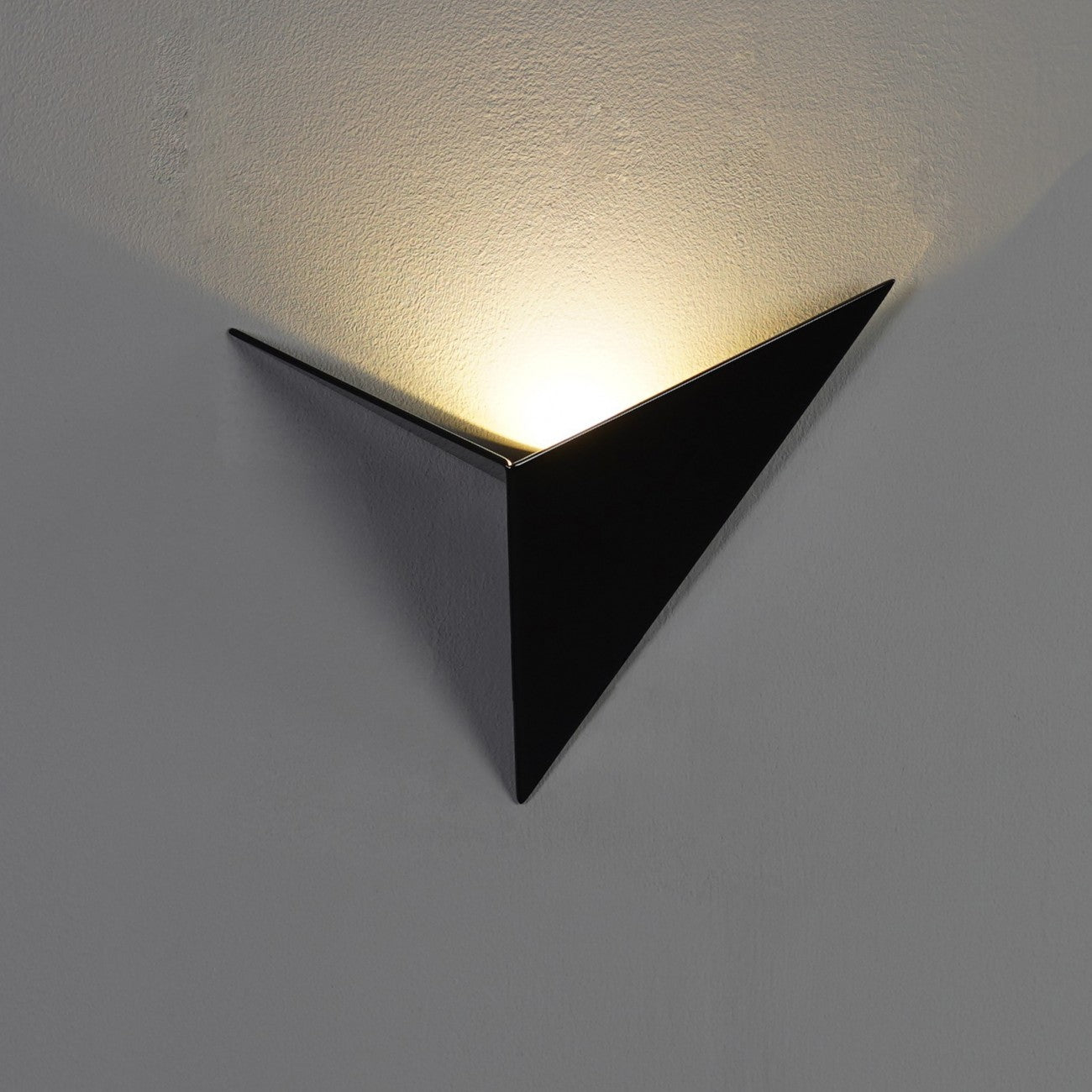 LED Wandleuchte Dreieck – Modernes Design in Schwarz, Weiß oder Gold