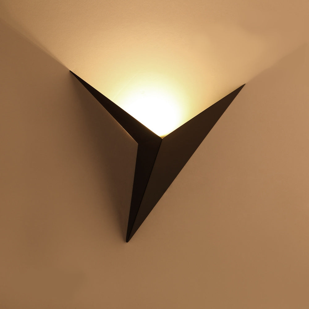 LED Wandleuchte Dreieck – Modernes Design in Schwarz, Weiß oder Gold