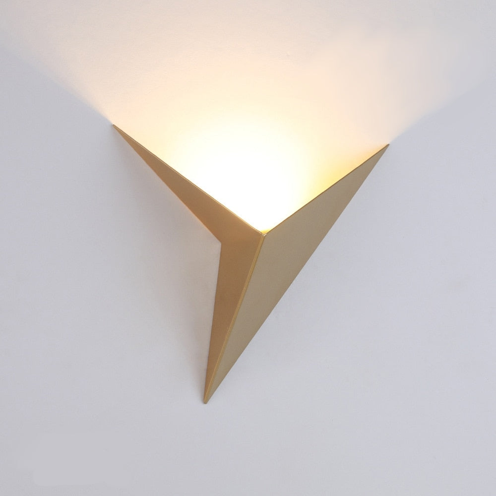 LED Wandleuchte Dreieck – Modernes Design in Schwarz, Weiß oder Gold