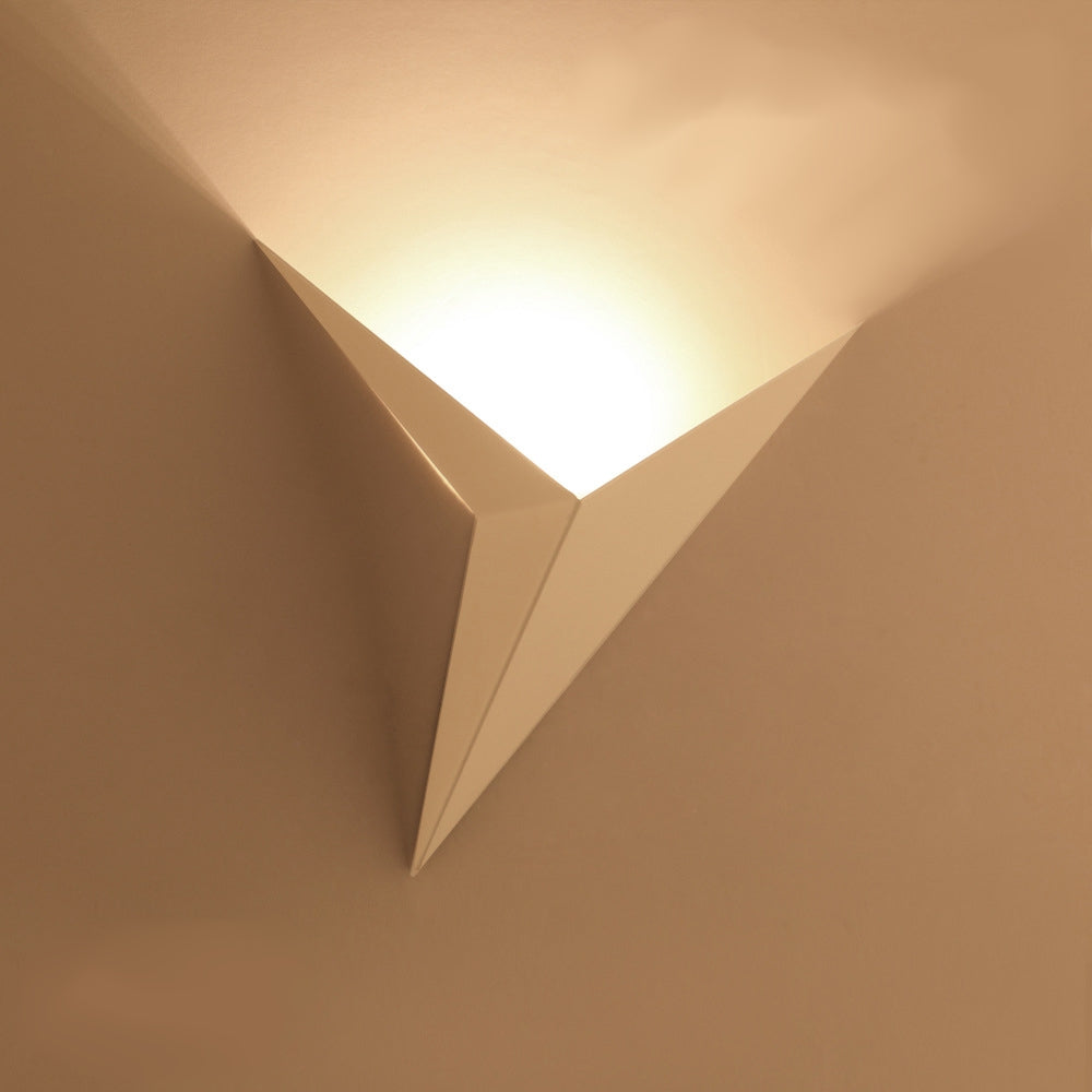 LED Wandleuchte Dreieck – Modernes Design in Schwarz, Weiß oder Gold