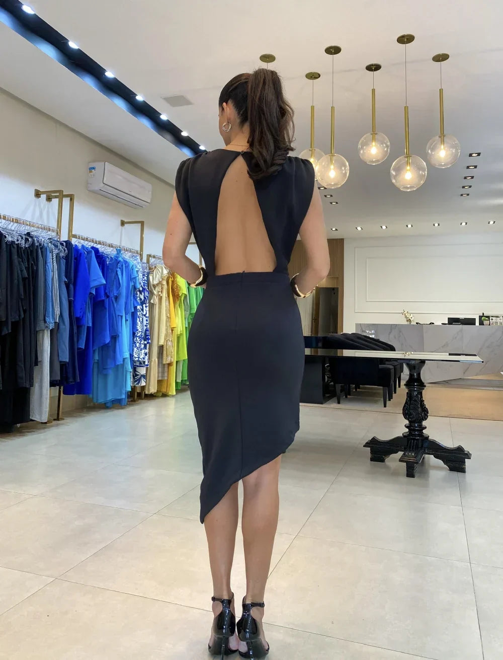 Abendkleid mit Asymmetrischem Schlitz – Strukturierte Schultern & Offener Rücken – Elegant für Hochzeit & Event