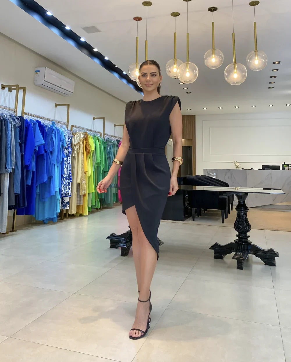 Abendkleid mit Asymmetrischem Schlitz – Strukturierte Schultern & Offener Rücken – Elegant für Hochzeit & Event