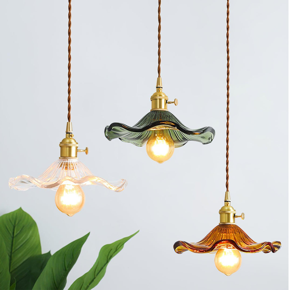 Hängeleuchte Blütendesign – Hibiskusform aus Glas & Messing