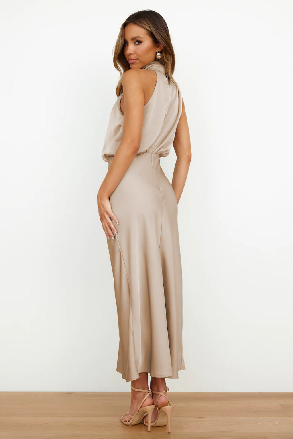 Satin-Maxikleid mit Amerikaner-Ausschnitt – Elegant & Fließend – Ideal für Hochzeit, Gala & Dinner