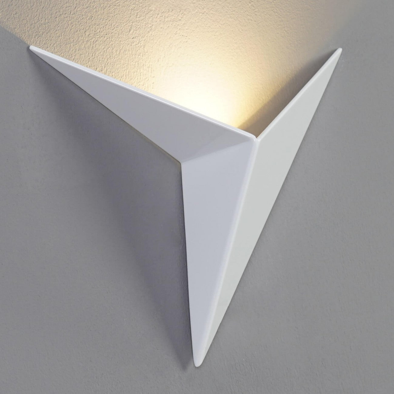 LED Wandleuchte Dreieck – Modernes Design in Schwarz, Weiß oder Gold