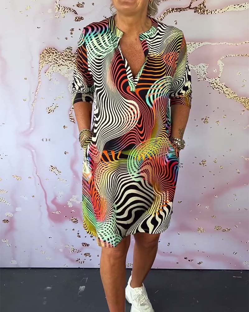 Kleid - Jerseykleid aus Bio-Baumwolle mit V-Ausschnitt, figurbetonter Passform & Seitentaschen