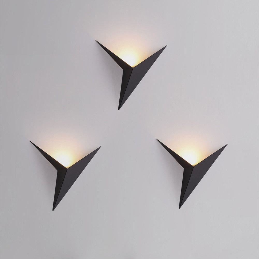 LED Wandleuchte Dreieck – Modernes Design in Schwarz, Weiß oder Gold