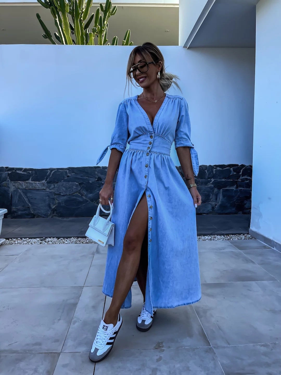 Denimkleid mit V-Ausschnitt – Knitterfrei & Pflegeleicht – Elastischer Bund & Plissierter Rock – Ganzjährig tragbar
