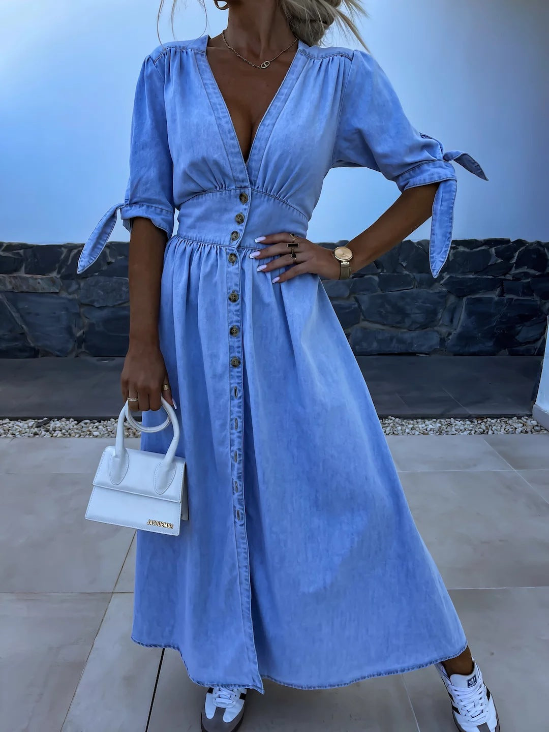 Denimkleid mit V-Ausschnitt – Knitterfrei & Pflegeleicht – Elastischer Bund & Plissierter Rock – Ganzjährig tragbar