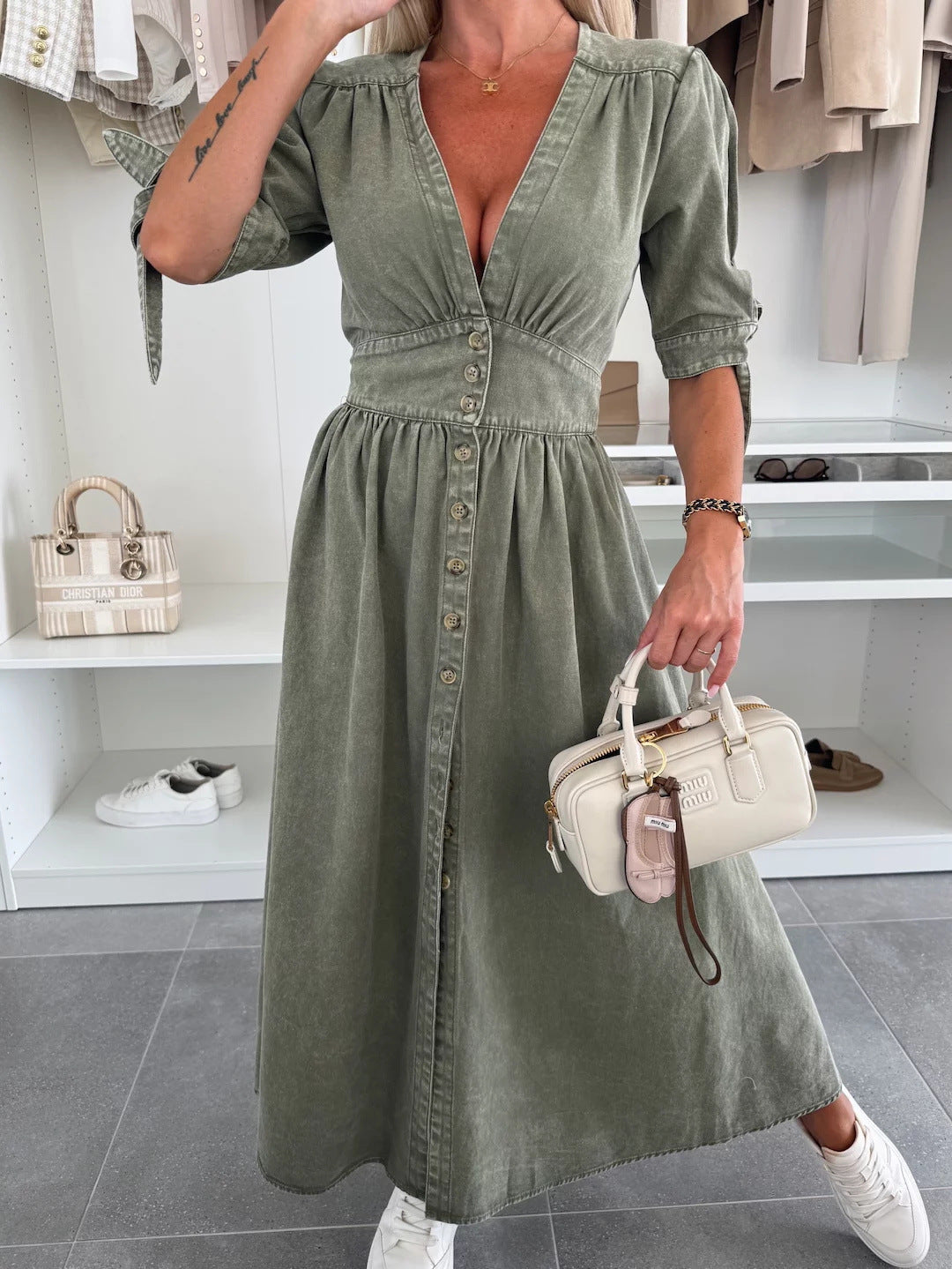 Denimkleid mit V-Ausschnitt – Knitterfrei & Pflegeleicht – Elastischer Bund & Plissierter Rock – Ganzjährig tragbar